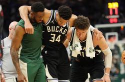 开云APP-包含雄鹿队主力球员在比赛中受伤的词条