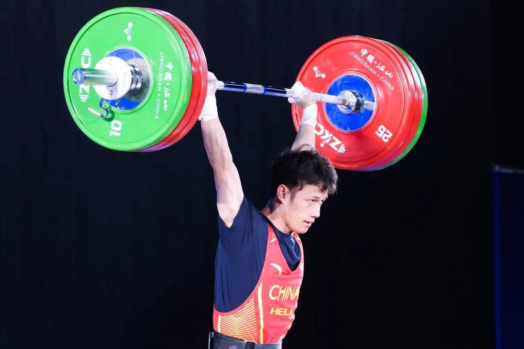 举重冠军在比赛中创造新的里程碑
