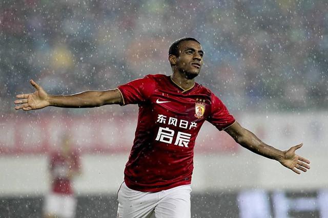 举重冠军在比赛中创造新的里程碑