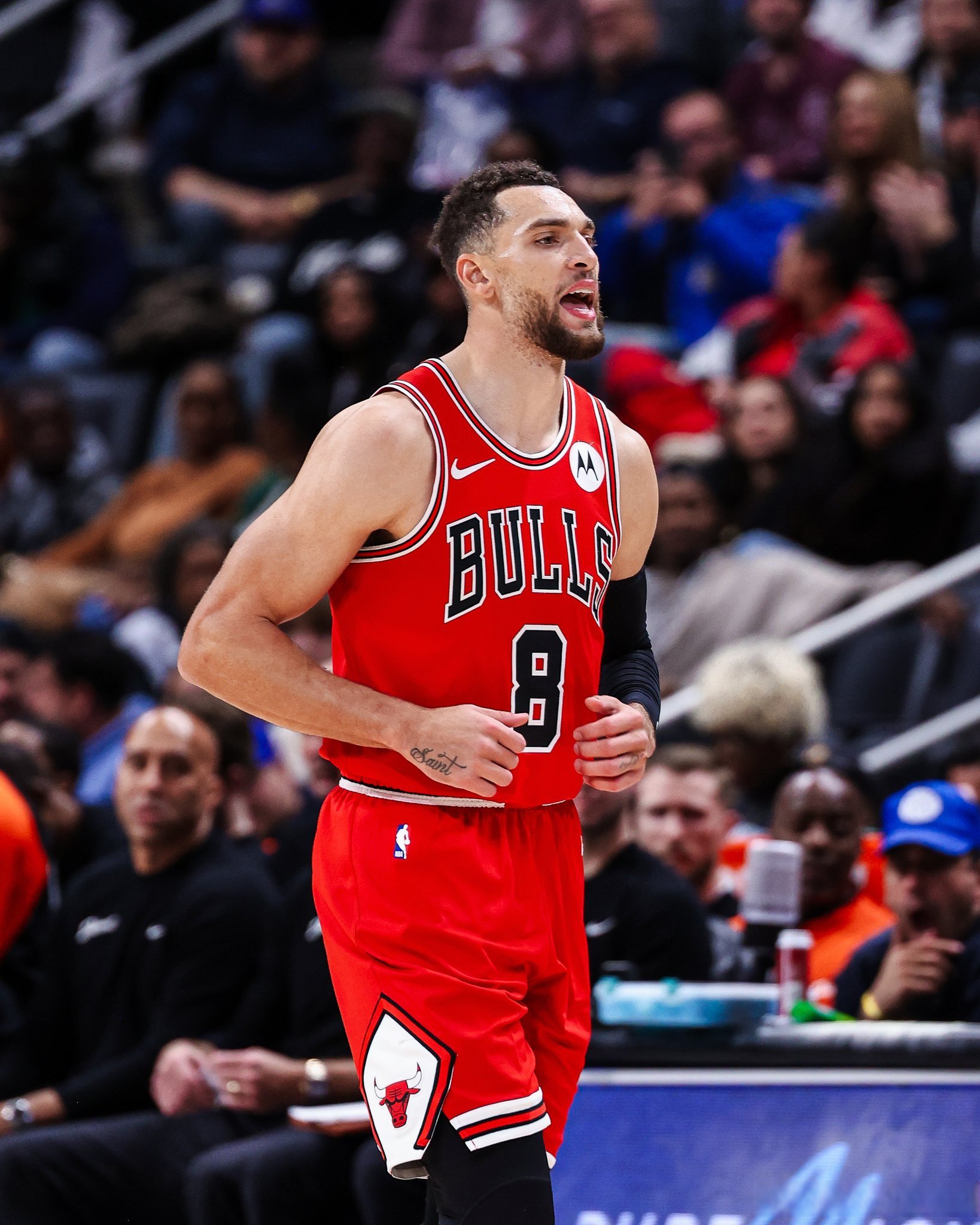 公牛惊险击败黄蜂，拉文绝杀时刻称雄