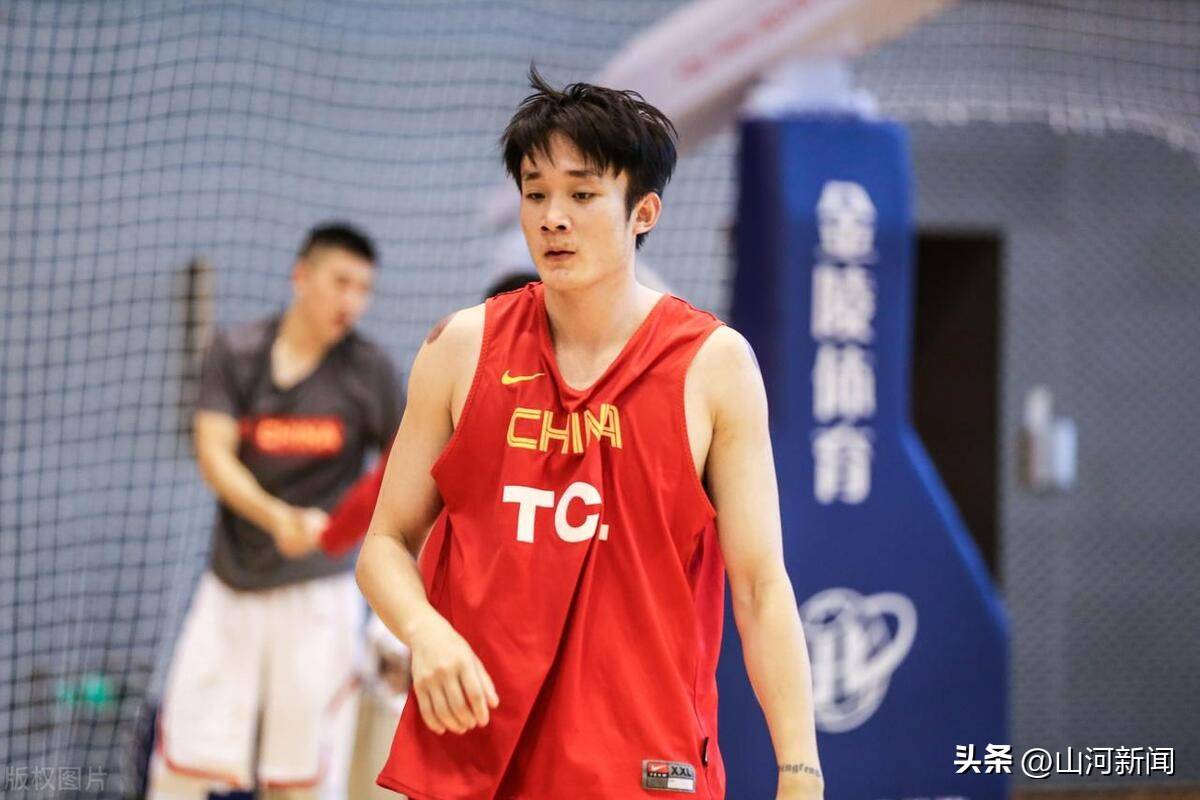 中国顶尖篮球明星闪耀赛场，球迷翘首期待