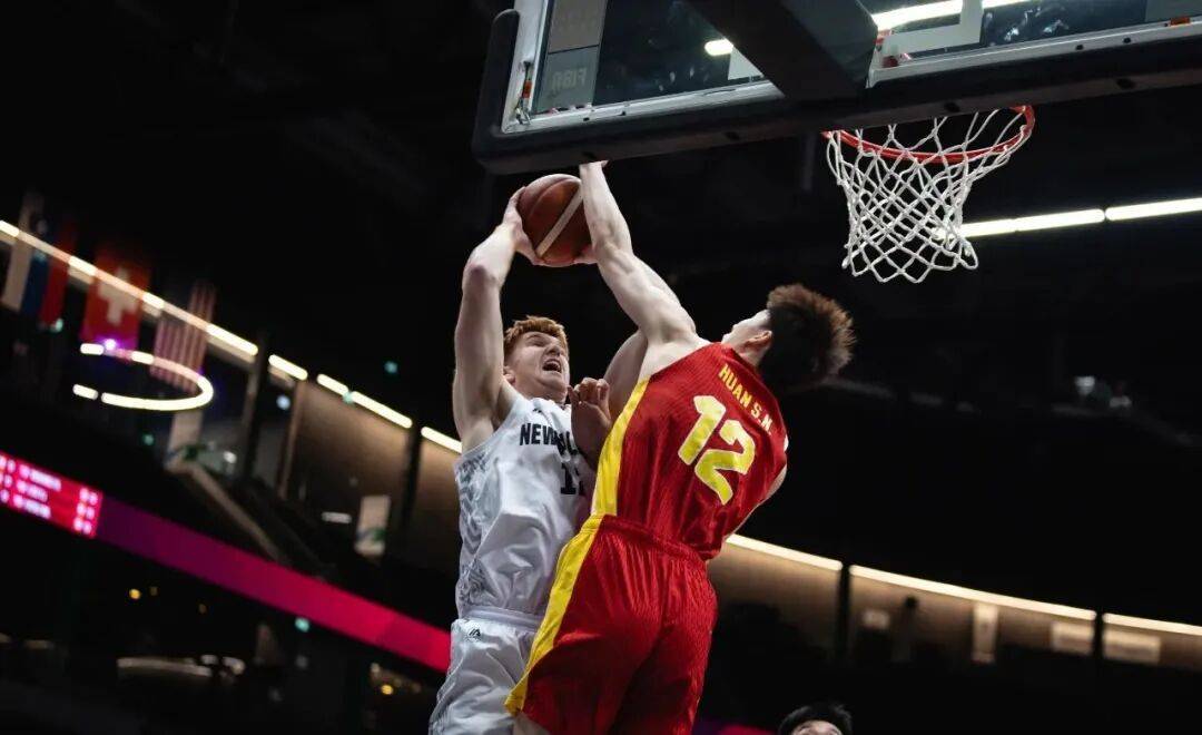 中国顶尖篮球明星闪耀赛场，球迷翘首期待