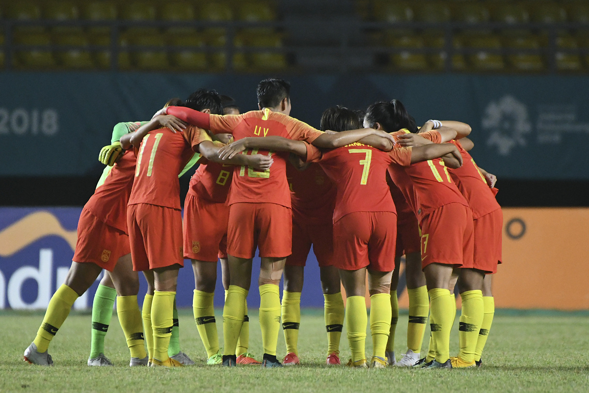 球场上的较量，国内足球队夺取胜利的喜悦