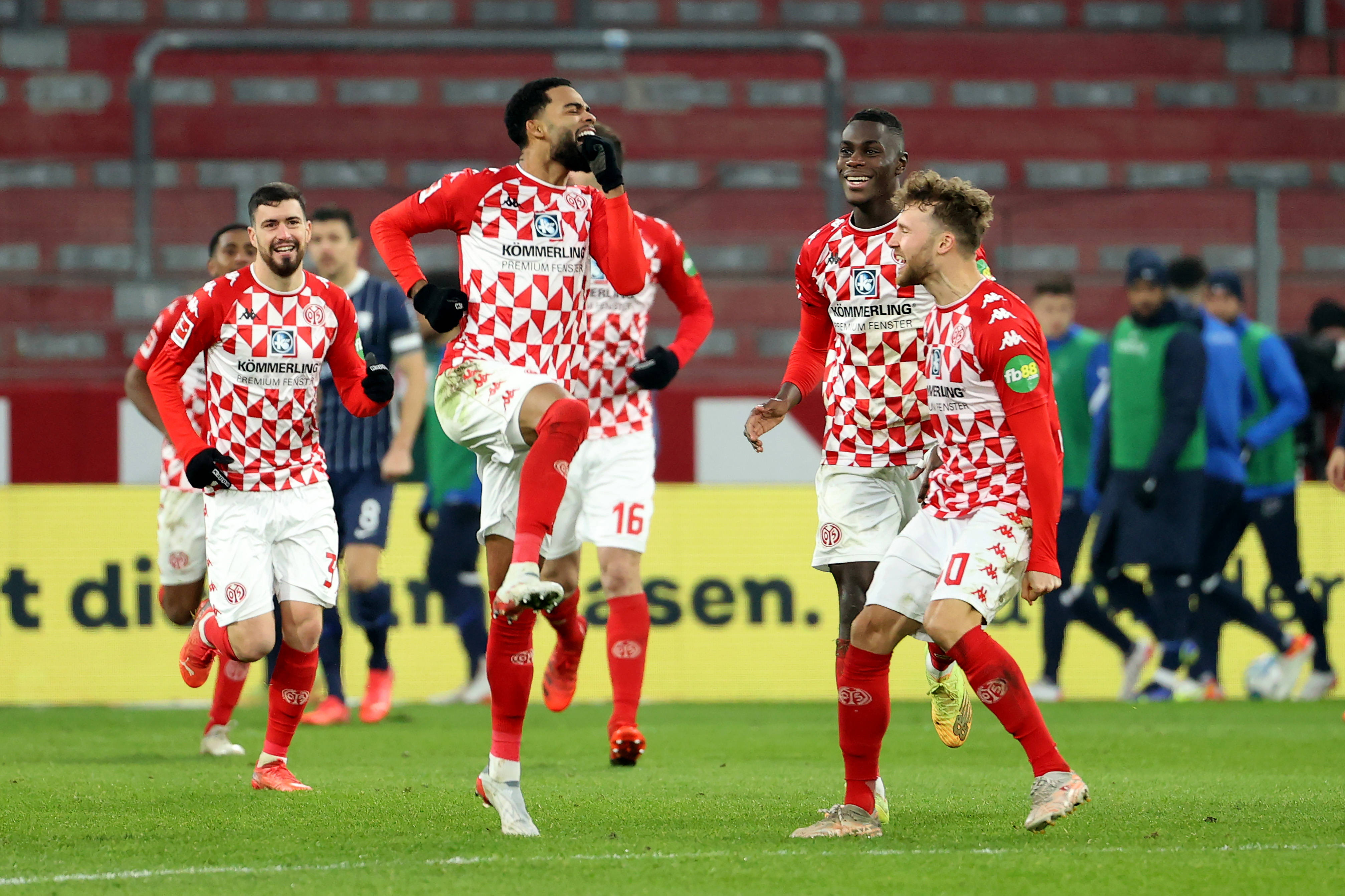 沃尔夫斯堡客场逼平弗赖堡，保持不败战绩