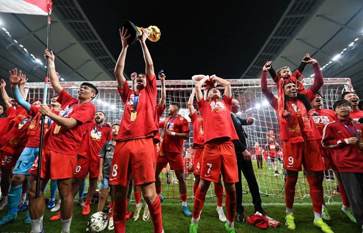 球队表现出色,成功取得比赛胜利 球队表现出色,成功取得比赛胜利