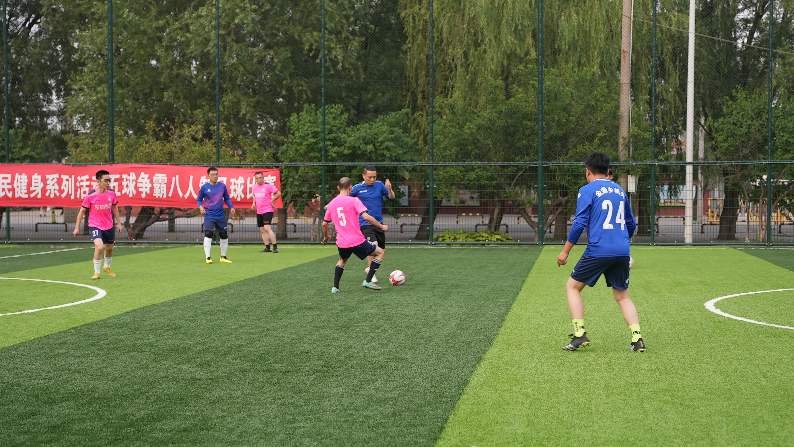 足球联赛精彩对阵让人大呼过瘾