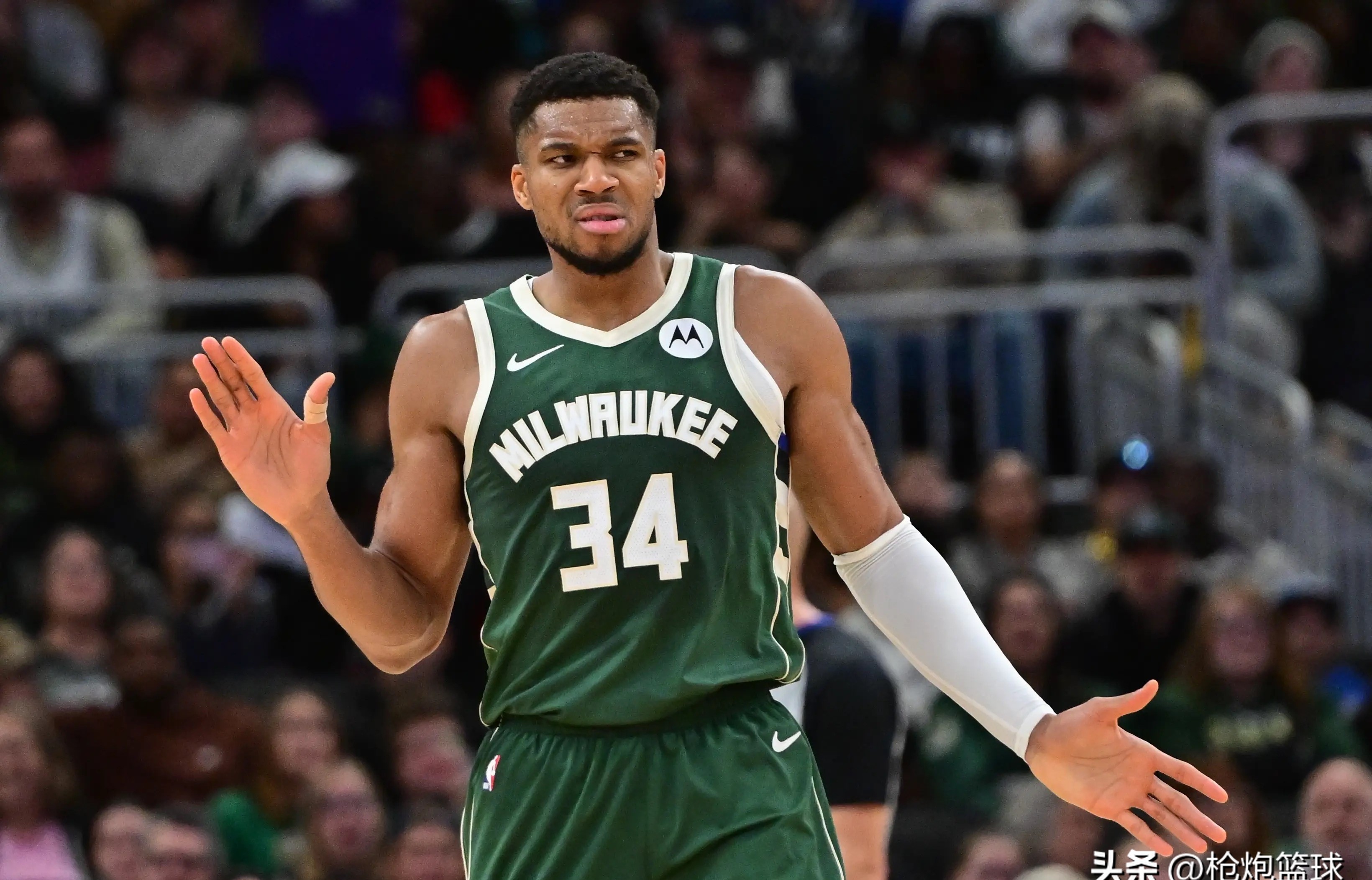 爵士鏖战篮网B队，字母哥爆发神勇的简单介绍